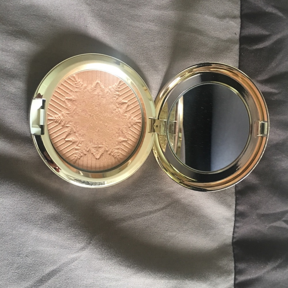 MAC limited edition highlighter “Here Comes Joy”